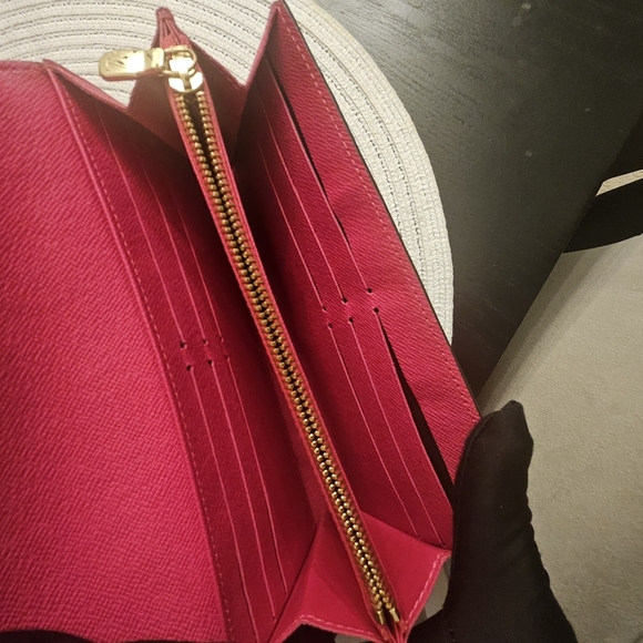 Louis Vuitton Sarah Wallet Monogram Animation Carriage Edition – Pink Interior - Picture 3 of 8